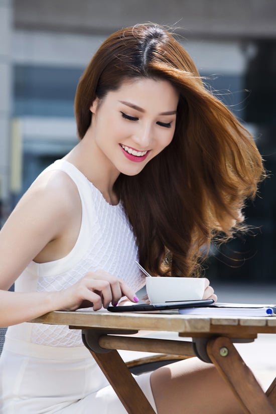 Diễm My tự tin khoe tóc bóng khỏe dưới nắng hè.